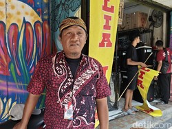 Tampil Beda, Jukir Solo Pakai Dresscode Batik-Blangkon Selama Libur Nataru