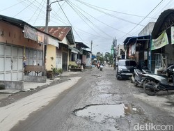 Warga Keluhkan Jalan Nusa Indah Helvetia Rusak Parah dan Becek Saat Hujan