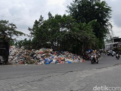 Sampah Menggunung di Jalan Karya Cilincing, Camat Medan Barat: Itu TPS