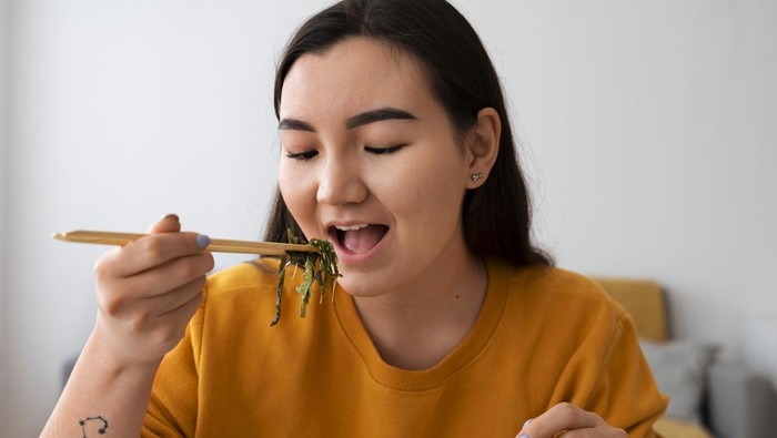 5 Makanan Tinggi Serat yang Bantu Ratakan Perut Buncit saat Liburan