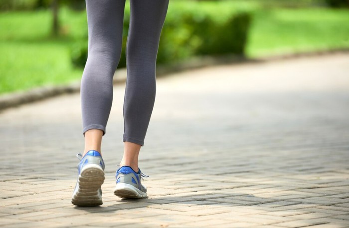 Manfaat rutin jalan kaki 15 menit sehari. Mengurangi risiko penyakit jantung dan menurunkan risiko kematian dini/Foto: freepik.com/pressfoto