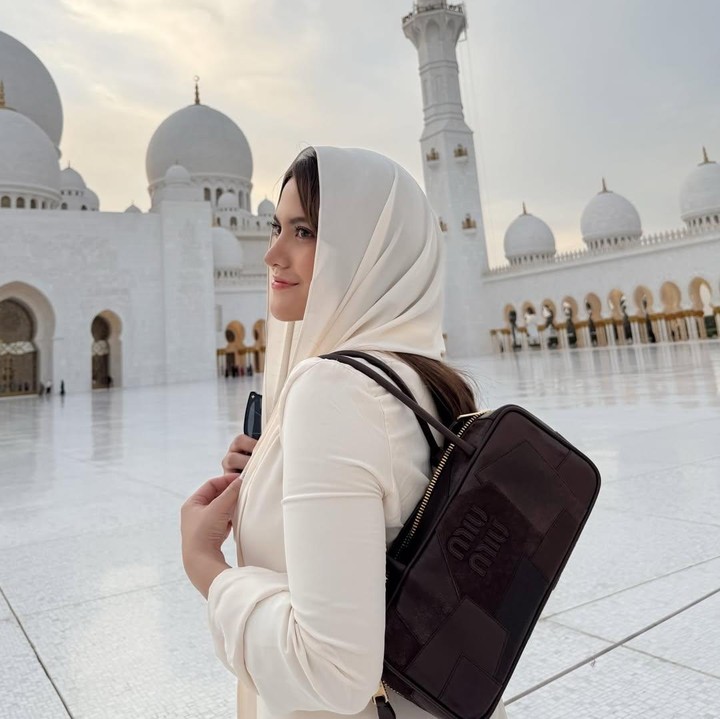 <p>Hal tersebut diketahui langsung melalui beberapa foto terbaru yang diunggah oleh Marsha di akun Instagram. Dalam unggahan itu, Marsha tampil mengenakan baju Muslim yang diengkapi dengan hijab.&nbsp;(Foto: Instagram @aruanmarsha)</p>