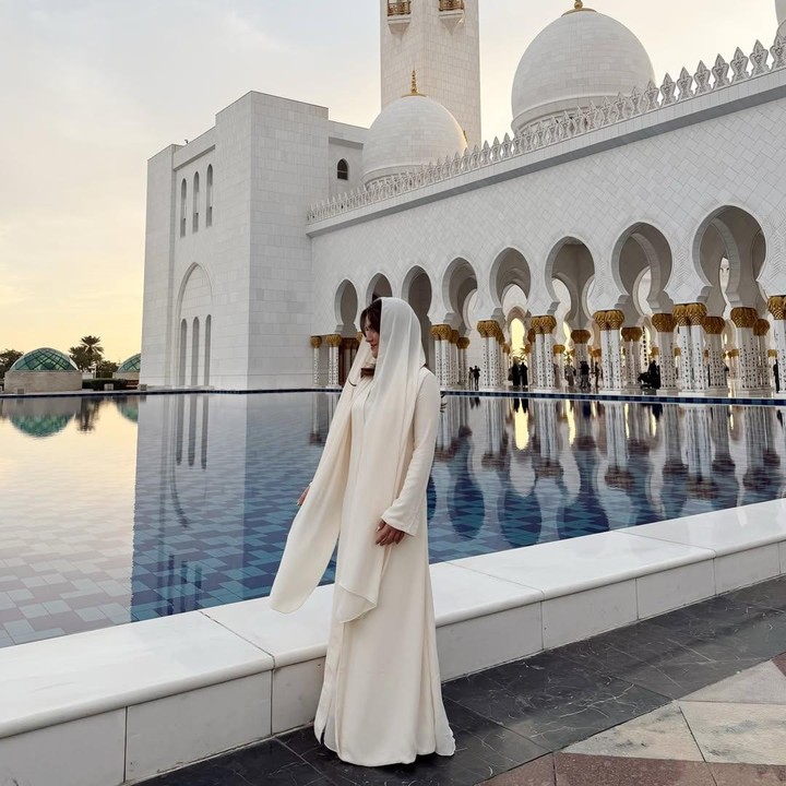 <p>Tentu saja <em>postingan</em> tersebut menimbulkan spekulasi netizen yang mengira perempuan 29 tahun itu menjadi mualaf. Hal ini lantaran Marsha tengah mengunjungi Masjid Agung Sheikh Zayed.&nbsp;(Foto: Instagram @aruanmarsha)</p>
