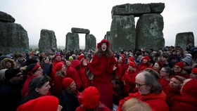 FOTO: Stonehenge Menyambut Matahari Terbit di Titik Balik Musim Dingin