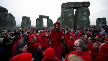 FOTO: Stonehenge Menyambut Matahari Terbit di Titik Balik Musim Dingin