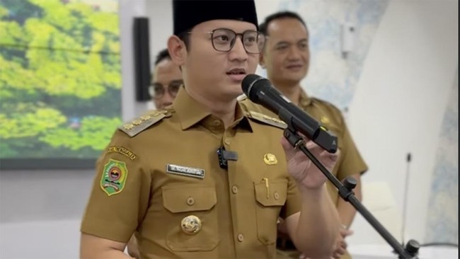 Kegiatan bedah buku "Reset Indonesia" di Trenggalek tampak berbeda dengan di daerah lain, karena dihadiri ratusan ASN sampai bupati wilayah itu.