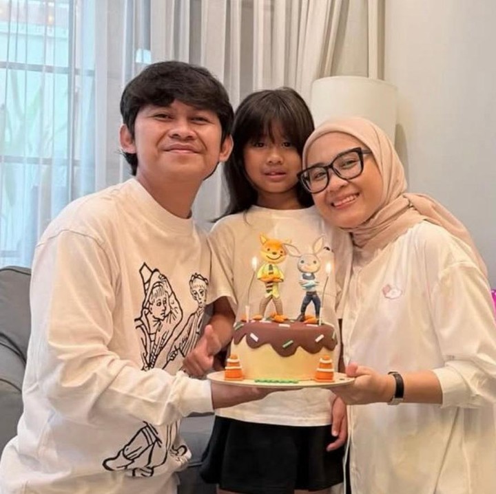 <p>Melalui unggahan di Instagram, pemeran film <em>Agak Laen</em> ini membagikan momen perayaan ulang tahun sang putri yang berlangsung sederhana di rumah. Di hari spesial Jihane, Indra Jegel dan sang istri, Sasqya, menyiapkan kue ulang tahun yang bertemakan karakter Judy dan Nick dalam film <em>Zootopia</em>. (Foto: Instagram @indrajegel)</p>