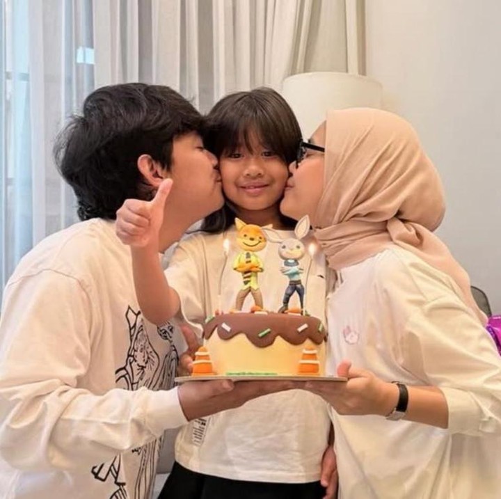 <p>Aktor Indra Jegel dikaruniai seorang putri dari pernikahannya dengan Sasqya Hildayati Batubara pada tahun 2018. Baru-baru ini, putri semata wayangnya, Jihane Kallula Kiyandra atau yang akrab disapa Nane, merayakan ulang tahunnya yang ke-7, Bunda. (Foto: Instagram @indrajegel)</p>