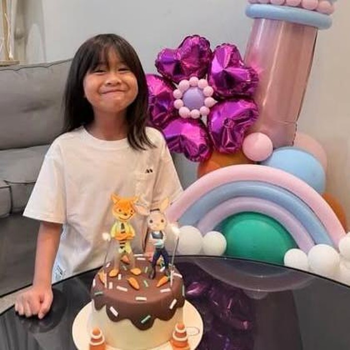 <p>Nane tampak begitu bahagia dikelilingi orang-orang tersayang di hari ulang tahunnya, Bunda. Dikenal sebagai Ayah yang romantis, Indra Jegel pun menuliskan ucapan ulang tahun lengkap dengan pesan manis untuk sang putri. "Selamat 7 tahun anakku, duh gimana ya rasanya ayah bangga sama Nane. pesan ayah 7 tahun itu udah harus pelan-pelan punya rasa ya nak, ntah itu marah, sedih, empati, perduli, tidak harus bicara terus ya, harus bisa mendengar. Cinta ayah ke Nane enggak <em>six seven</em> nak, cinta sayang Ayah ke Nane tuh <em>infinity</em> aseeek biar gen z hahaha," tulis Indra lewat Instagramnya. (Foto: Instagram @indrajegel)</p>