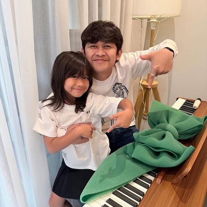 <p>Tak berhenti sampai di situ, aktor kelahiran Binjai, Sumatera Utara, ini juga menyelipkan sebuah wejangan untuk Nane. "Besarnya Nane nanti jadi apapun Ayah jagakan kamu nak, jangan pernah takut, kita lawan sama-sama," ungkap Indra Jegel. (Foto: Instagram @indrajegel)</p>