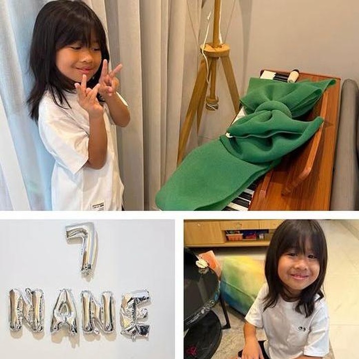 <p>Di perayaan ulang tahunnya yang ketujuh, Nane tak hanya mendapatkan kue ulang tahun saja, Bunda. Ia terlihat begitu <em>happy</em> saat menerima hadiah spesial berupa <em>keyboard</em> dan sepasang sepatu dari kedua orang tuanya. (Foto: Instagram @indrajegel)</p>