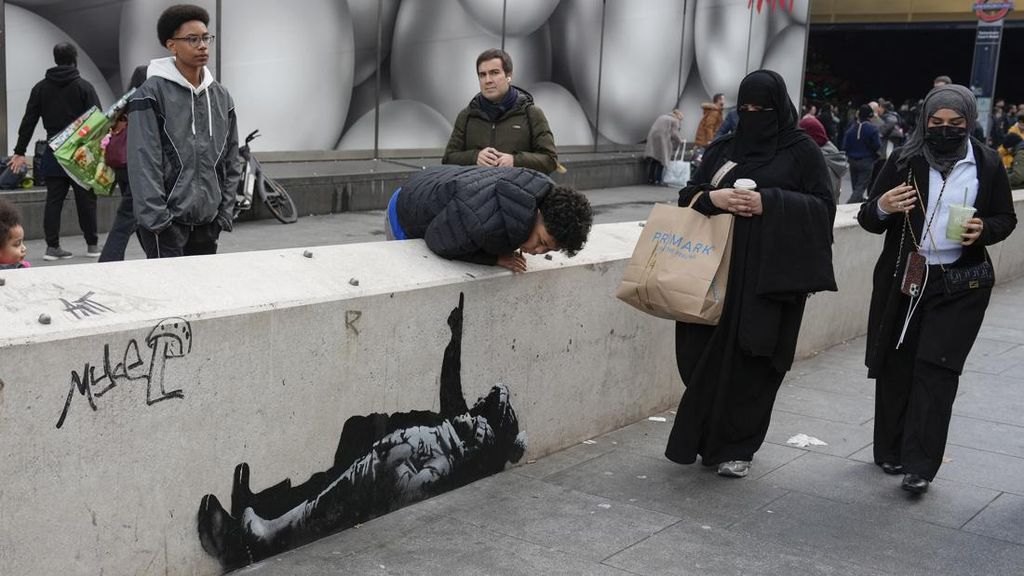 FOTO: Mural Kembar Banksy Muncul di London, Soroti Anak Terlantar