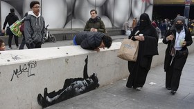 FOTO: Mural Kembar Banksy Muncul di London, Soroti Anak Terlantar