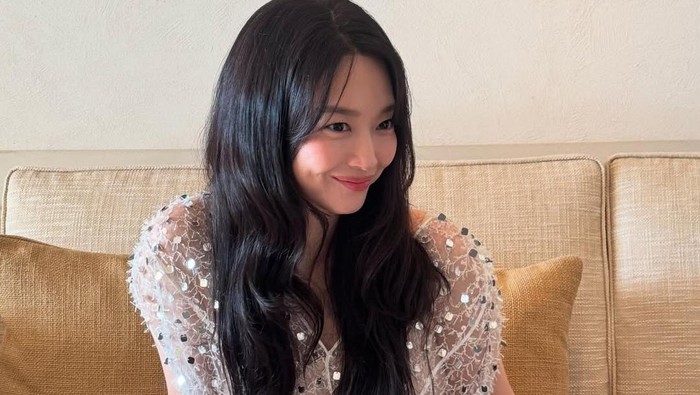 Off-Screen Tetap Stunning! Intip Gaya Shin Min Ah saat Traveling hingga Hadiri Acara