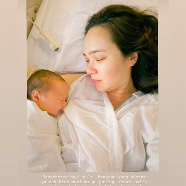 <p>Melalui unggahan di Instagram (IG) Stories, Pamela membagikan kabar bahagia kelahiran anak keduanya. Ia mengunggah ulang <em>postingan</em> sahabat yang fotonya bersama sang putra yang baru lahir. Dari unggahan yang diposting pada Jumat (19/12/25) malam, diketahui Pamela memberi nama anak keduanya, Collin. "Haloo ade Collin," tulis unggahan tersebut. (Foto: Instagram @pammybowie)</p>