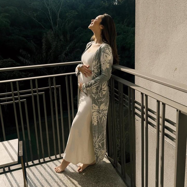 <p>Beberapa bulan sebelum melahirkan baby Collin, Pamela menghabiskan babymoon ke Bali bersama suaminya Armand Gunawan dan putra mereka Oliver. Keluarga ini juga menyempatkan diri untuk mengabadikan momen kehamilan melalui <em>maternity shoot,</em> Bunda. (Foto: Instagram @pammybowie)</p>