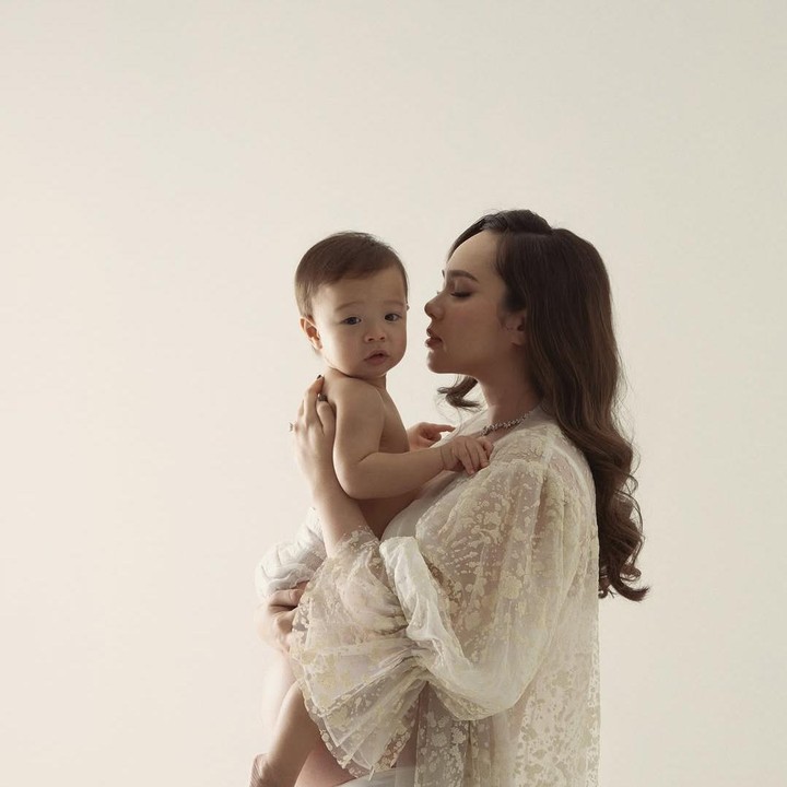 <p>Pamela Bowie masih belum mengungkap detail persalinan keduanya ke publik. Namun sebelum melahirkan, perempuan bernama lengkap Pamela Indah Bowie ini sempat mem-<em>posting</em> fotonya bersama anak pertama Oliver Richard Gunawan. Pamela menuliskan pesan menyentuh untuk sang putra yang saat itu akan menjadi seorang kakak. "Sebentar lagi kamu akan menjadi kakak, dan aku ingin kamu tahu sesuatu yang sangat penting: cintaku padamu tidak akan pernah terbagi. Itu hanya akan tumbuh lebih besar. Sama seperti hatiku tumbuh pada hari kau lahir, hatiku akan tumbuh lagi&mdash;membuat lebih banyak ruang untukmu dan untuk cinta yang kita bagikan," tulis Pamela. (Foto: Instagram @pammybowie)</p>