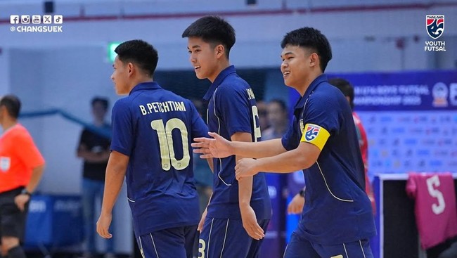 Timnas Futsal Thailand U-16 meraih kemenangan fantastis usai menghajar Brunei Darussalam dengan skor besar 20-0 pada laga pertama di Piala AFF Futsal U-16 2025.