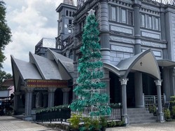 Gereja St Mary Cathedral Palembang Siapkan Pohon Natal dari Botol Plastik