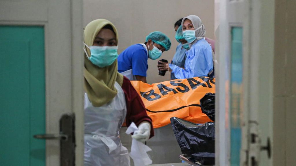 FOTO: Proses Identifikasi 16 Korban Kecelakaan Bus Cahaya Trans