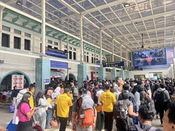 Porter Stasiun Senen Mulai Cuan di H-2 Natal, Order Panggulan Melonjak