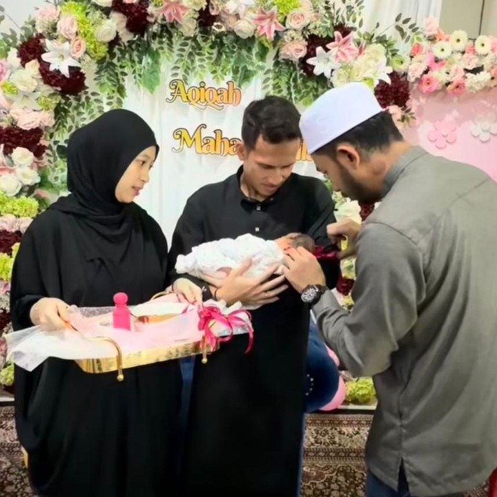 <p>Sebagai wujud rasa syukur atas kelahiran anak pertamanya yang diberi nama Elara Maha Kalira, Adiba dan Egy menggelar acara akikah yang berlangsung secara khidmat dan sederhana. Momen spesial ini dibagikan langsung melalui unggahan di Instagram umi Pipik. (Foto: Instagram @_ummi_pipik_)</p>