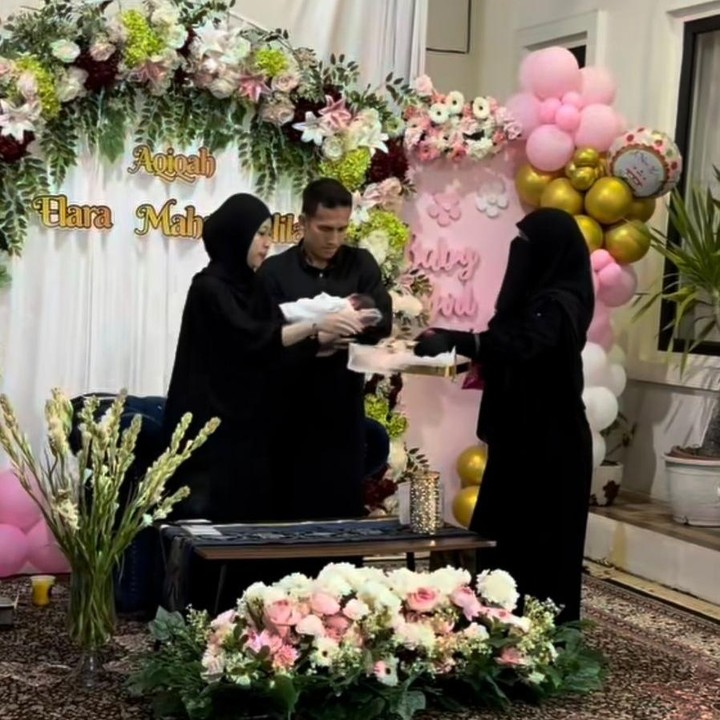 <p>Kehidupan rumah tangga putri mendiang Ustaz Jefri Al Buchori dan Pipik Dian Irawari alias umi Pipik, Adiba Khanza, bersama sang suami, Egy Maulana, selalu mencuri perhatian publik. Setelah resmi menikah pada 10 Desember 2023, pasangan ini kini telah dikaruniai seorang putri yang menjadi pelengkap kebahagiaan keluarga kecil mereka, Bunda. (Foto: Instagram @_ummi_pipik_)</p>