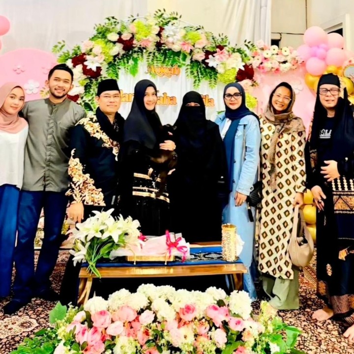 <p>Acara yang berlangsung di rumah ini tampak dihadiri oleh keluarga serta kerabat terdekat. Melalui postingannya di Instagram, umi Pipik menuliskan rasa syukur sekaligus mengungkapkan terima kasih atas doa dan kehadiran para tamu di hari aqiqah sang cucu. "Bismillah. Alhamdulillah aqeqah <em>Baby&nbsp;</em>Elara Maha Kalila. Terimakasih untuk sahabat-sahabat Alm Uje yang sudah datang mendoakan, Aa <em>@aa_hadii</em> , ust <em>@alfiealfandy</em>, ust<em> @alilimau</em>, buya cep jamhur, dan keluarga besar dan semua yang hadir telah mendoakan <em>Baby</em> Elara Maha Kalila. Semoga Allah shalihahkan <em>Baby</em>&nbsp;Elara, pintar, sehat, baik hati, baik budi, jadi <em>qurata&rsquo;ayun</em> orang tua," tulis umi Pipik. (Foto: Instagram @_ummi_pipik_)</p>