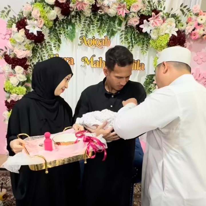 <p>Salah satu rangkaian yang selalu ada dalam prosesi akikah adalah gunting rambut anak. Terlihat dalam potretnya, <em>Baby</em> Elara sedang menjalani prosesi tersebut dengan Ayah Egy yang tampak sedang menggendongnya. (Foto: Instagram @_ummi_pipik_)</p>