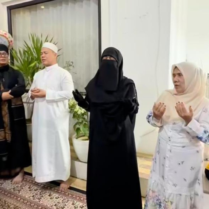 <p>Momen akikah anak Adiba dan Egy juga dilengkapi dengan rangkaian doa bersama, Bunda. Seperti pada potretnya ini, Umi Pipik turut memanjatkan doa dan harapan yang terbaik untuk sang cucu. (Foto: Instagram @_ummi_pipik_)</p>