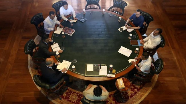 Presiden Prabowo Subianto menggelar rapat terbatas (ratas) di kediamannya hari ini, Minggu (11/1).