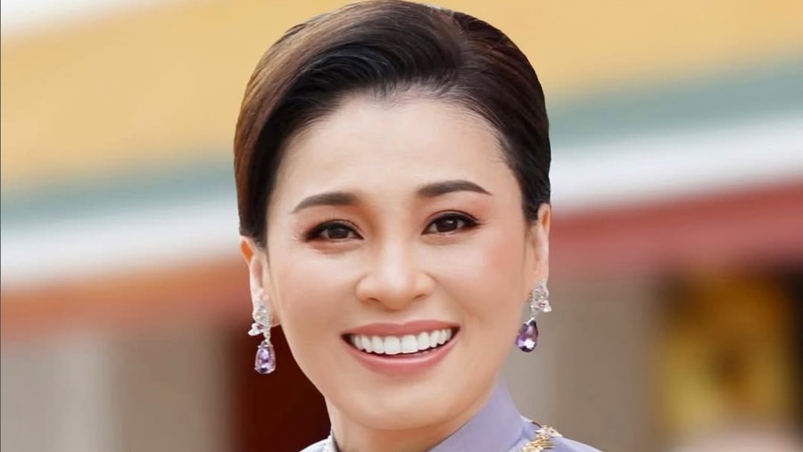 Ratu Suthida Bajrasudhabimalalakshana&comma; istri keempat Raja Thailand&period;