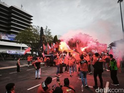Buruh Demo di Kantor Gubernur Jateng Minta Penetapan Upah dengan Alfa 0,9