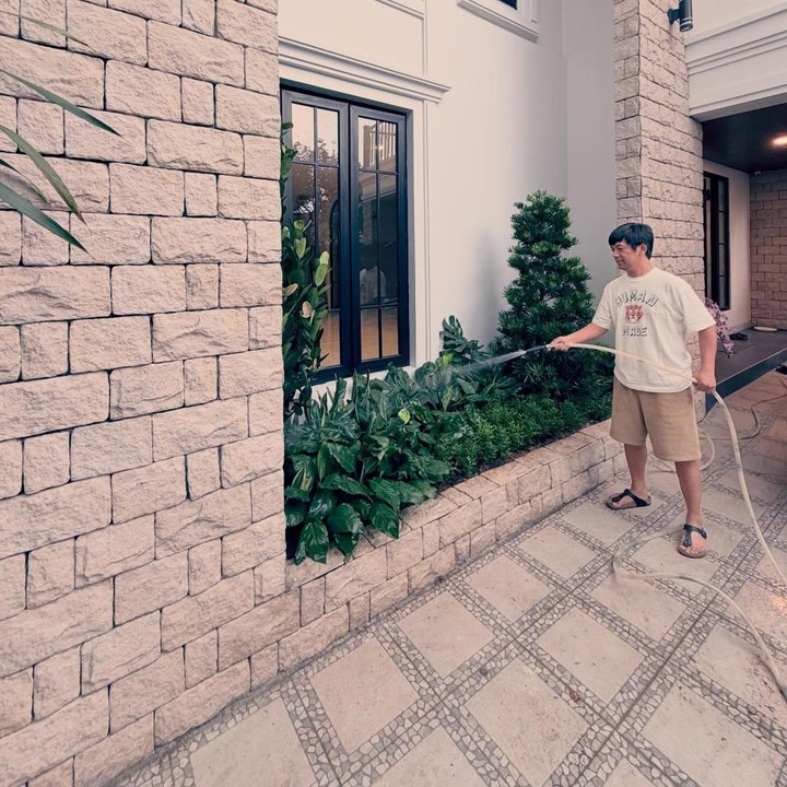 <p>Sebelum masuk ke dalam rumah, Bunda dapat melihat taman kecil yang tumbuh di depat jendela rumah. Rian tampaknya sengaja membuat taman ini untuk memberikan kesan asri di rumah mewahnya. Di waktu senggang, pria 39 tahun ini mengurus sendiri tanaman di rumahnya itu, Bunda. "Kegiatan kalo lagi di rumah.. menyiram tanaman," ungkapnya dalam <em>postingan</em> terbaru di Instagram. Foto: Instagram @rianekkypradipta</p>