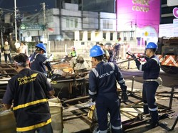 Satpol PP Bongkar 16 Papan Reklame Berkarat di Jakarta