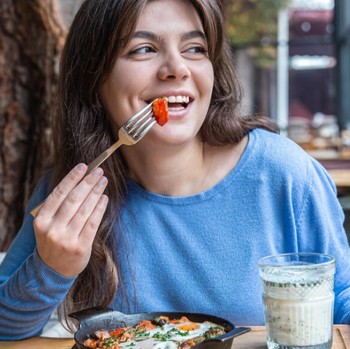 Satu Kebiasaan saat Makan Siang yang Bisa Turunkan Risiko Hipertensi Menurut Ahli