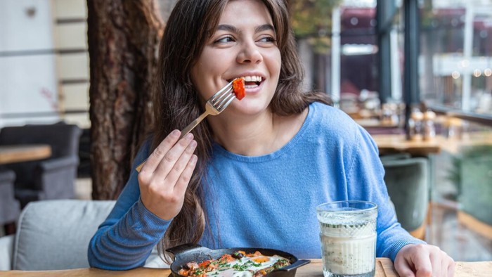 Satu Kebiasaan saat Makan Siang yang Bisa Turunkan Risiko Hipertensi Menurut Ahli