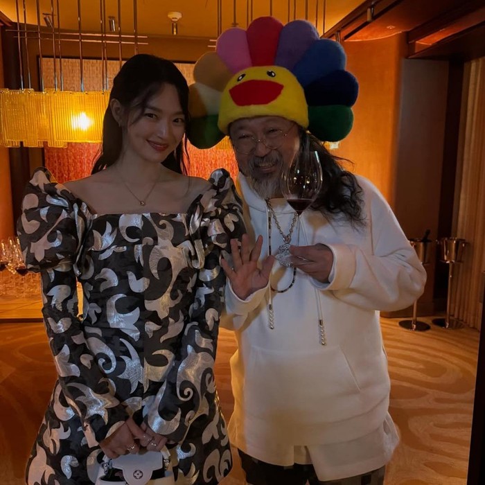 Shin Min Ah hadiri Louis Vuitton Visionary Journeys di Seoul. Ia mengenakan outfit bernuansa retro.