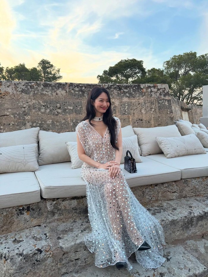 Shin Min Ah hadiri peragaan Louis Vuitton high jewelery. Ia mengenakan 