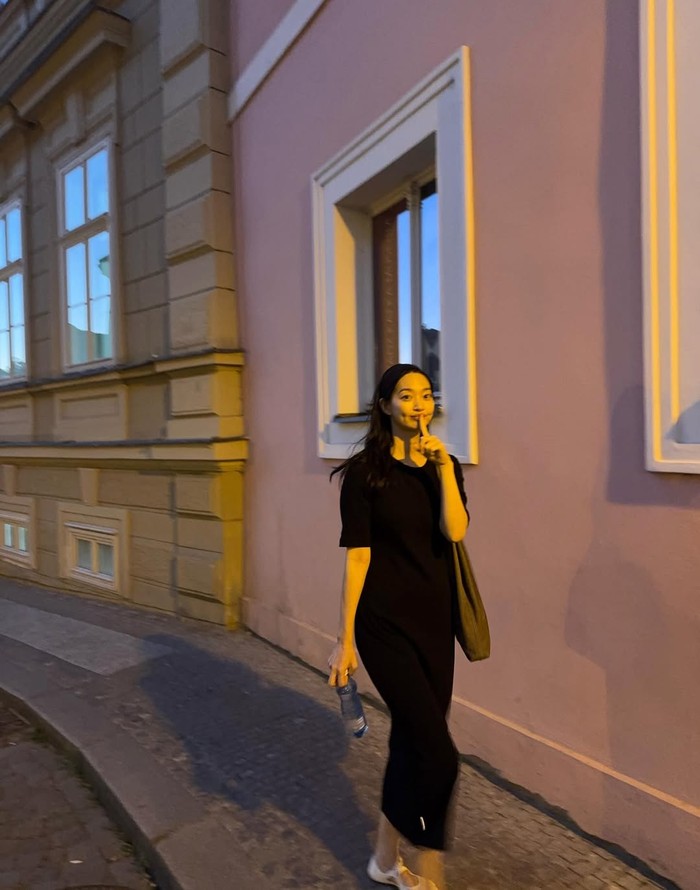 Off-screen, Shin Min Ah menyukai gaya kasual yang nyaman. Termasuk ketika traveling, ia mengenakan dress sederhana yang berkesan santai.