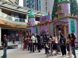 Suasana Libur Sekolah di Rivapark, Pengunjung Swafoto dengan Sinterklas