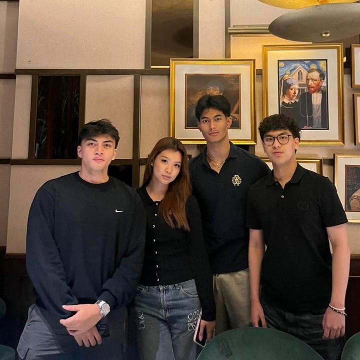 <p>Kehidupan para artis Tanah Air tampaknya memang selalu menarik untuk diikuti. Tak hanya para artis yang berteman, anak-anak mereka pun kerap terlihat akrab, Bunda. Hal ini terlihat pada kebersamaan anak Gunawan Sudrajat, Adhna Khayru Akyela Hardikusumo dan Ghaniya Khayra Shakilla Naja. Kemudian putra Anjasmara, Arka Setya Andipa Asmara, serta anak dari Diah Permatasari, Marciano Nicholas Jatmiko. (Foto: Instagram @lala_gunawan_family)</p>