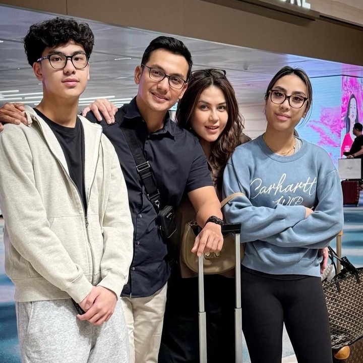 <p>Adhna Khayru Akyela Hardikusumo dan Ghaniya Khayra Shakilla Naja merupakan anak dari artis Gunawan Sudrajat dan Sybilla Ernova Hartoto Hardikusumo. Khayru dan Khayra dikenal sebagai dua saudara yang tak pernah terpisahkan dan kini memiliki pertemanan dengan anak-anak artis, Bunda. (Foto: Instagram @lala_gunawan_family)</p>