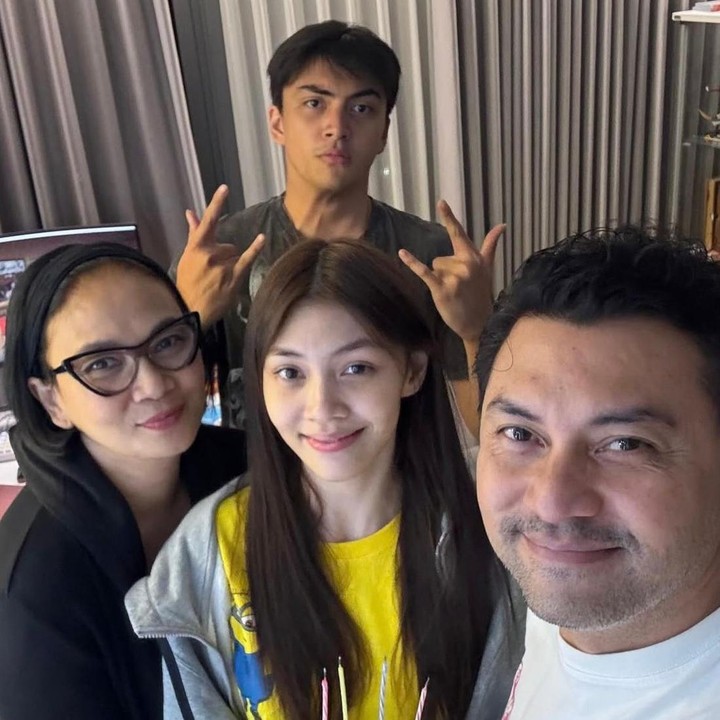 <p>Aktor Anjasmara&nbsp;memiliki dua anak dari pernikahannya dengan Dian Nitami, yakni Sasikirana Zahrani Asmara dan Arka Setya Andipa Asmara. Si bungsu, Arka, diketahui memiliki pertemanan dekat dan kerap terlihat akrab dengan anak Gunawan Sudrajat serta Diah Permatasari, Bunda. (Foto: Instagram @anjasmara)</p>