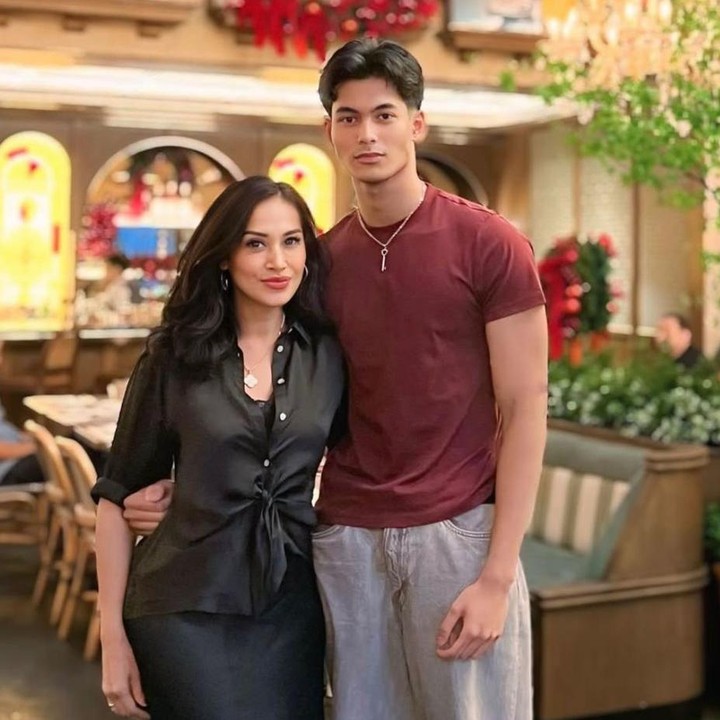 <p>Marciano Nicholas Jatmiko alias Marco ialah anak kedua aktris Diah Permatasari. Tumbuh menjadi anak yang membanggakan orang tuanya, Marco berhasil diterima melalui jalur beasiswa di salah satu universitas di Amerika Serikat. Ia juga dikenal akrab dan berteman dekat dengan anak Gunawan Sudrajat dan Anjasmara. (Foto: Instagram @dps_diahpermatasari)</p>