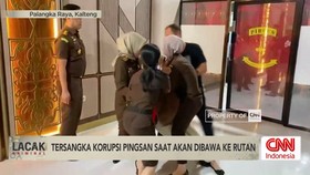 VIDEO: Tersangka Korupsi Pingsan Saat akan Dibawa ke Rutan