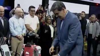 Momen Presiden Venezuela Nicolas Maduro Berdansa dengan Robot Humanoid
