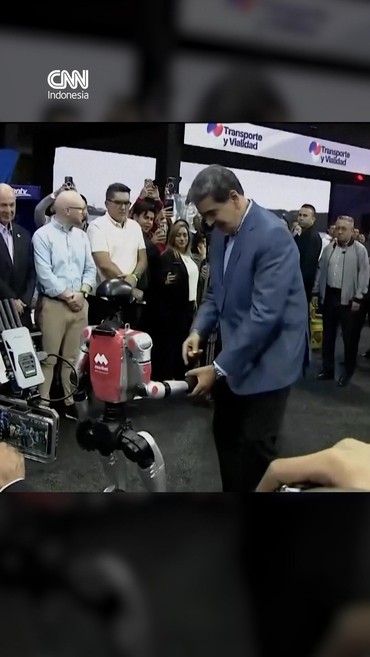 Momen Presiden Venezuela Nicolas Maduro Berdansa dengan Robot Humanoid
