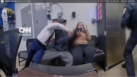 Detik-detik Polisi AS Ditodong Pistol Pelaku Pencurian di Walmart