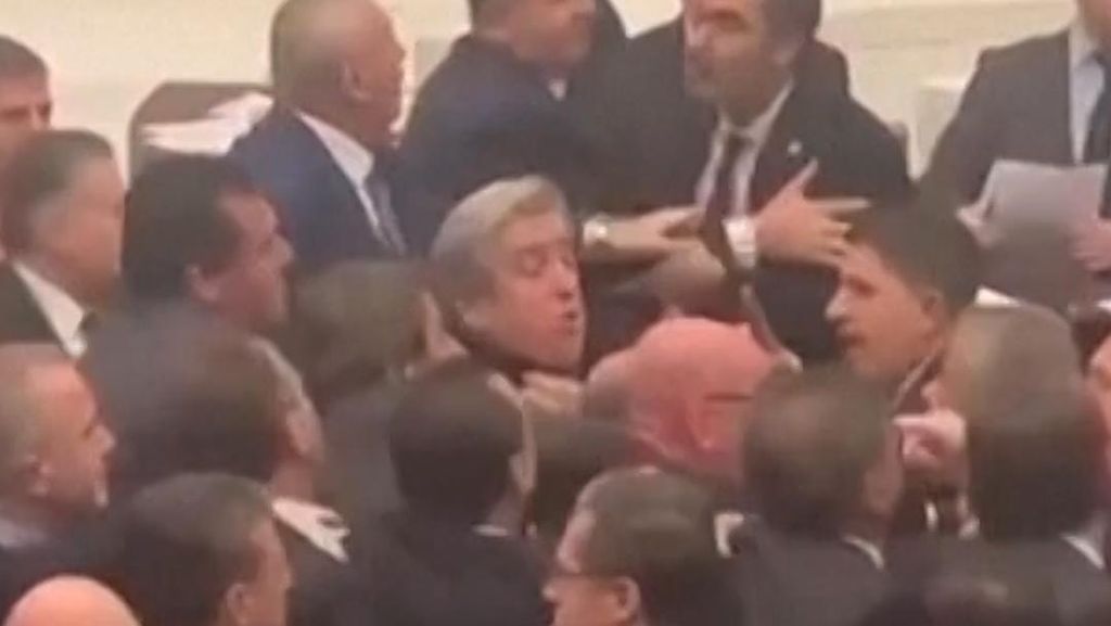 Chaos Rapat Parlemen Turki Baku Hantam saat Bahas Anggaran